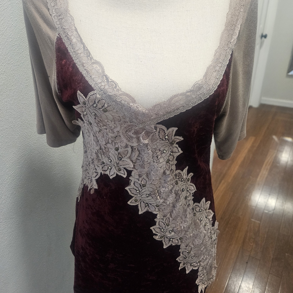 BKE Boutique Women's Short Sleeve Multi Media Shirt Velvet And Lace  Boho Sz L.